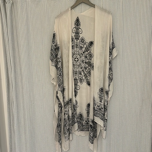 Exotic Sol Black and Grey Print Kimono Top - Picture 6 of 7